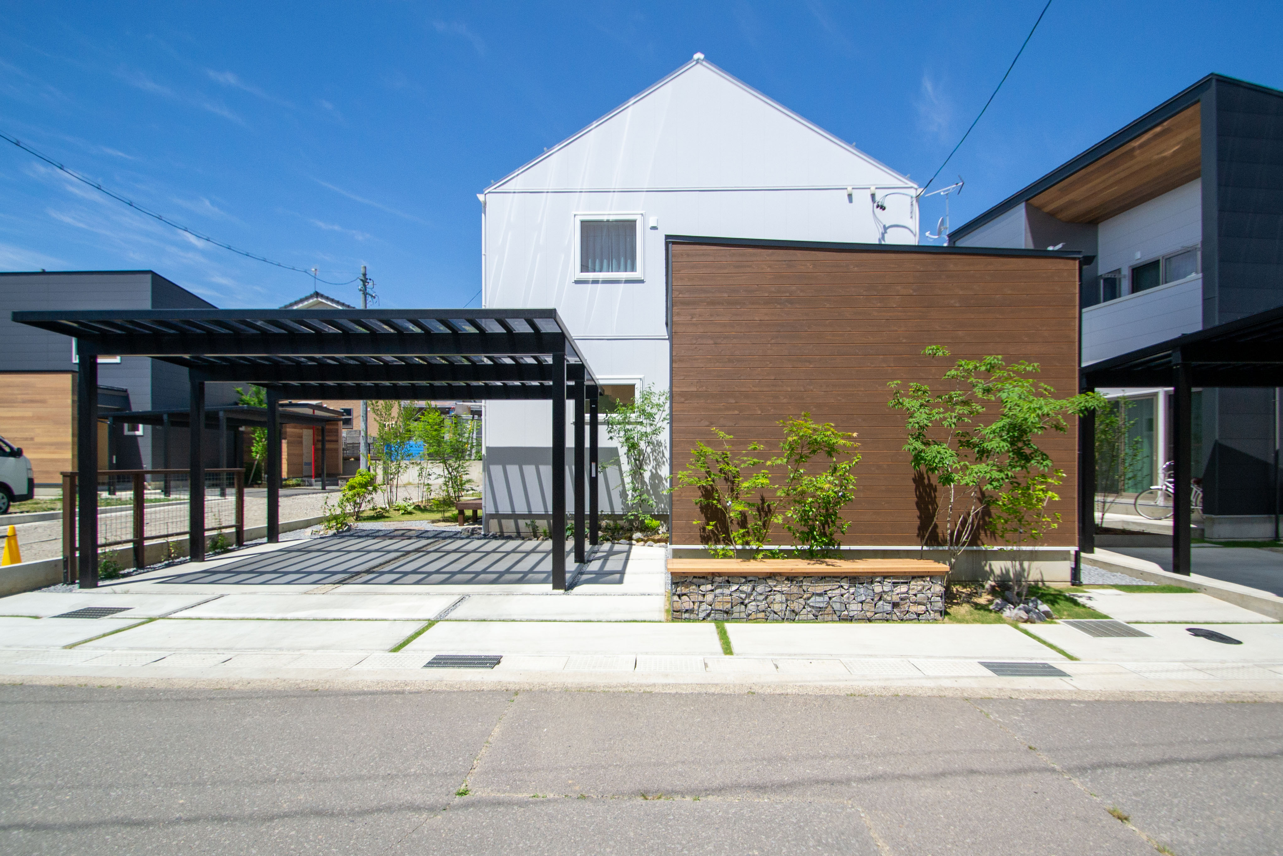三角屋根が特徴的な建物、お庭まるごとデザイン住宅!! Y様邸