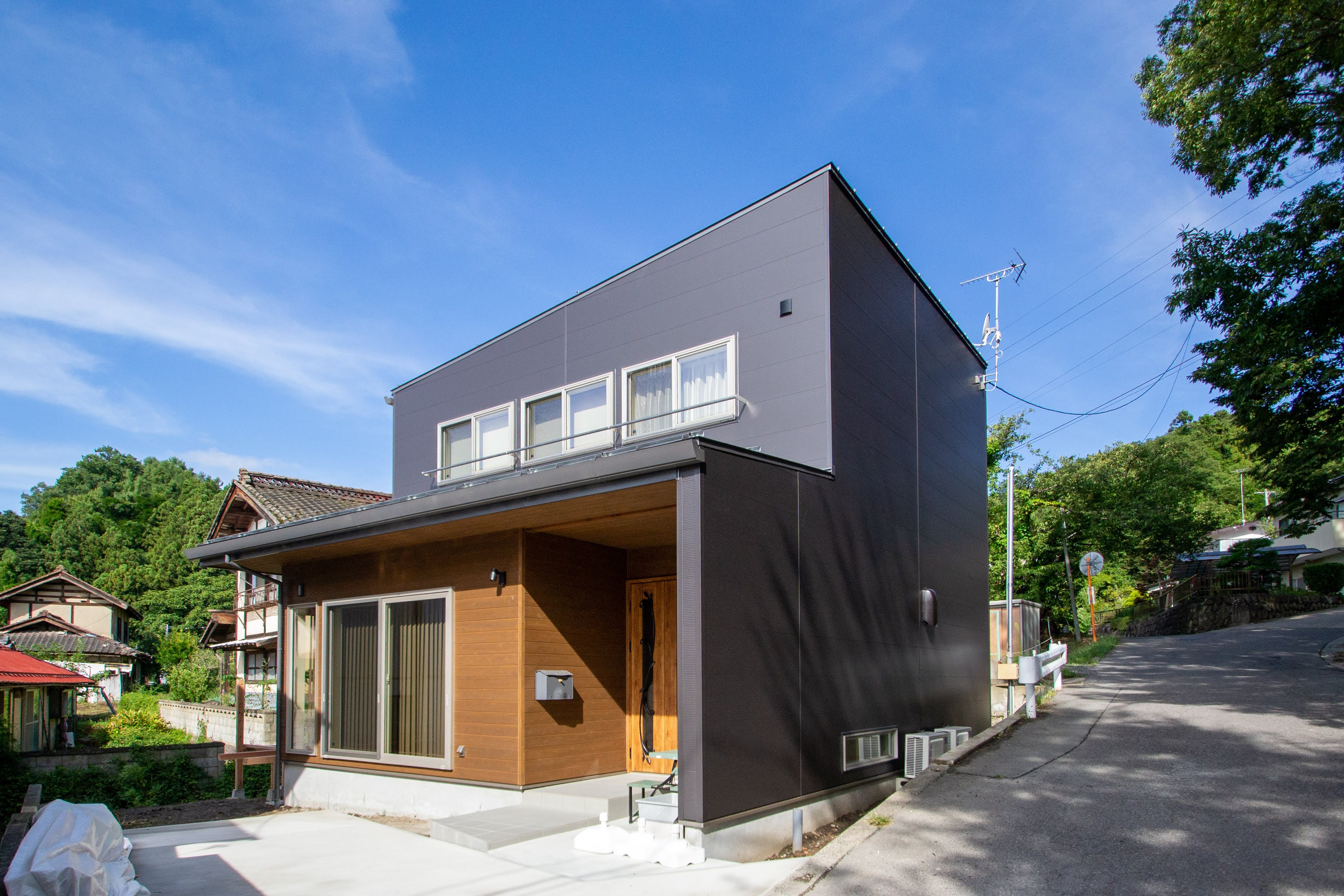 川のほとりに建つカッコいいお家 W様邸