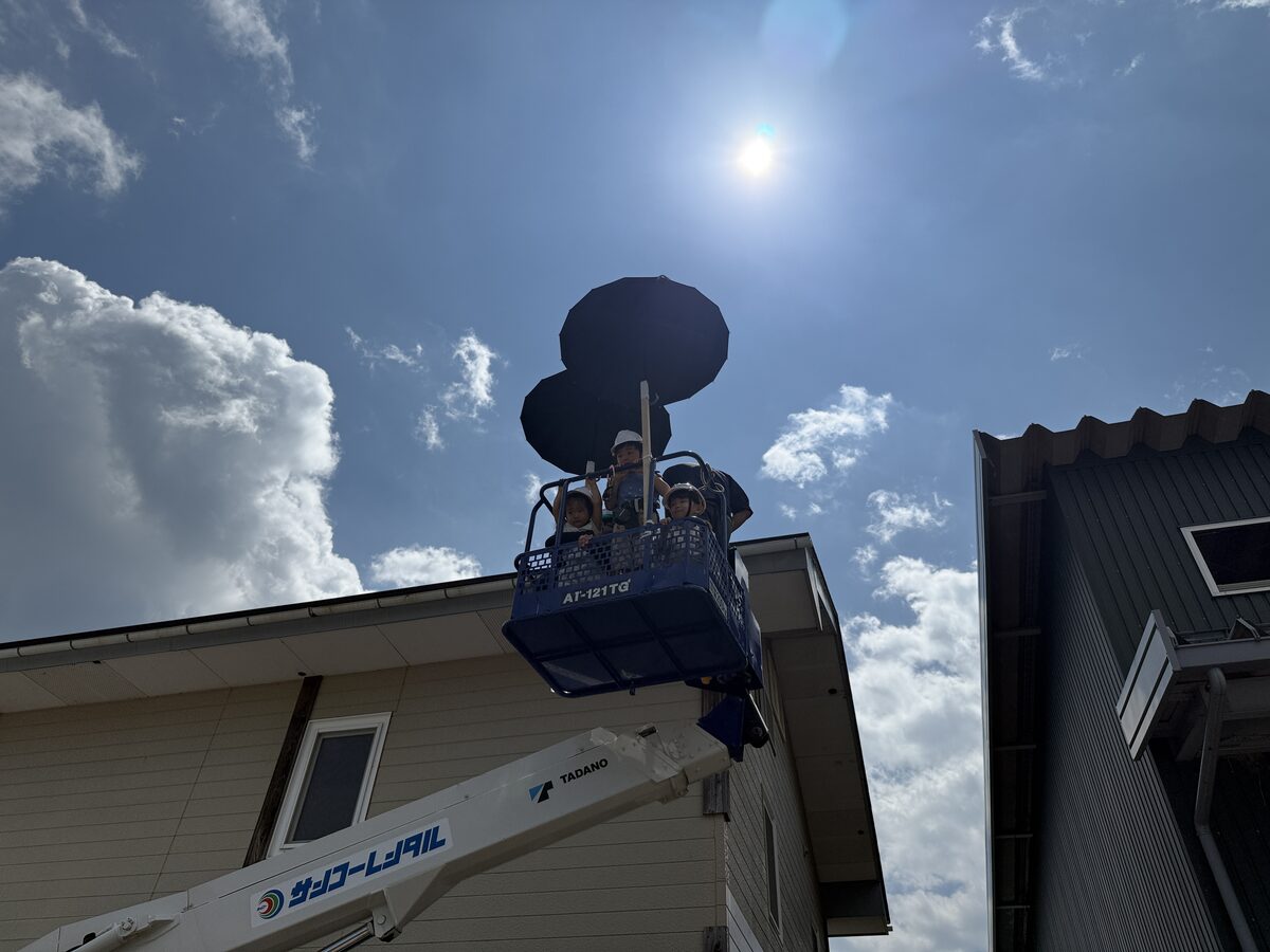 住建まつりの高所作業車に乗る子どもたち