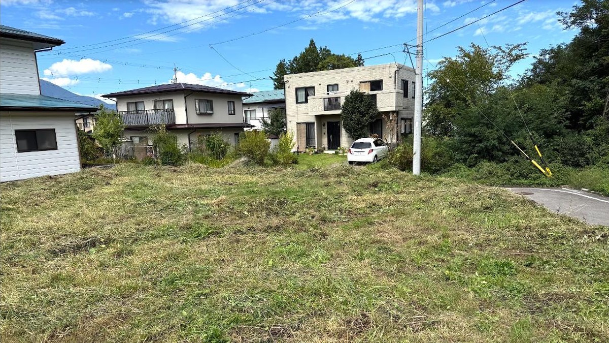 飯綱町内の住宅地にある空き地
