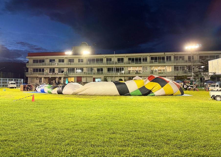 夜のいいづなコネクトWEST（旧小学校）とグラウンド